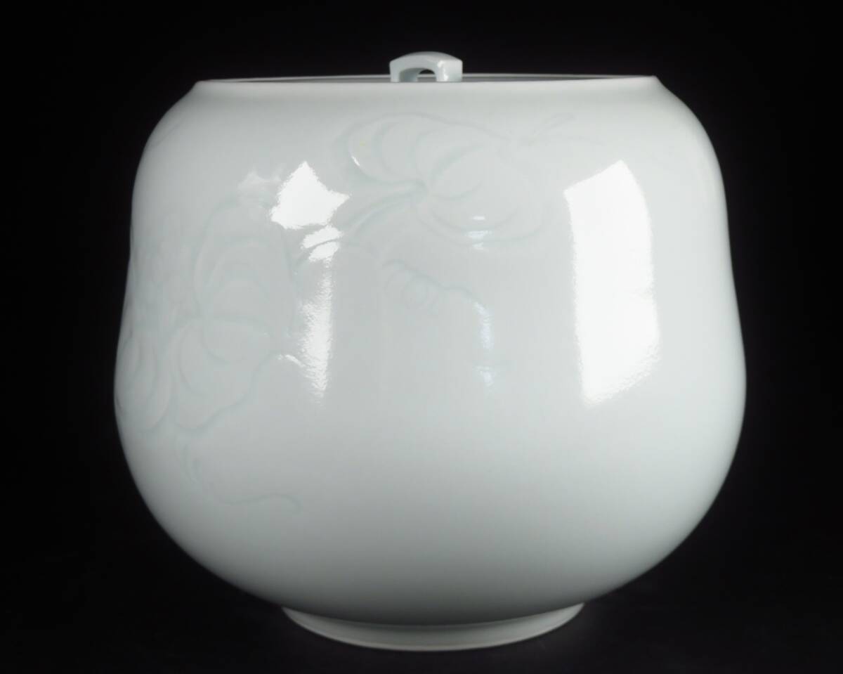 SAKURAYA】【青白磁牡丹彫水指/日本工芸会正会員 肥蝶山 樋渡陶 SAKURAYA】【青白磁牡丹彫水指/日本工芸会正会員 肥蝶山 樋渡陶