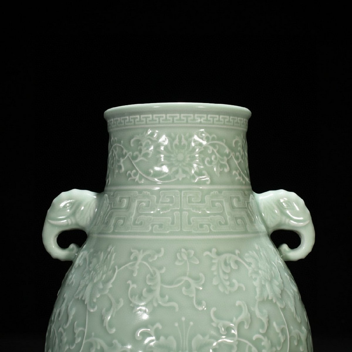 清】時代舊藏 清時代 大清乾隆年製 刻纏枝花卉図象耳尊30x21 清】時代舊藏 清時代 大清乾隆年製 刻纏枝花卉図象耳尊30x21