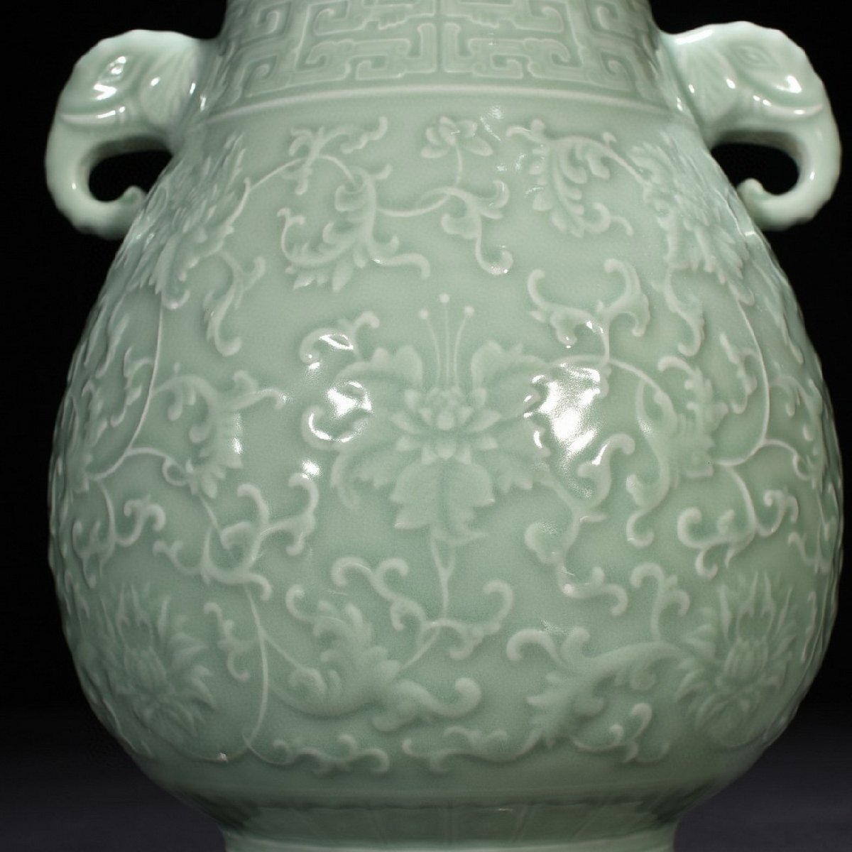 清】時代舊藏 清時代 大清乾隆年製 刻纏枝花卉図象耳尊30x21 清】時代舊藏 清時代 大清乾隆年製 刻纏枝花卉図象耳尊30x21
