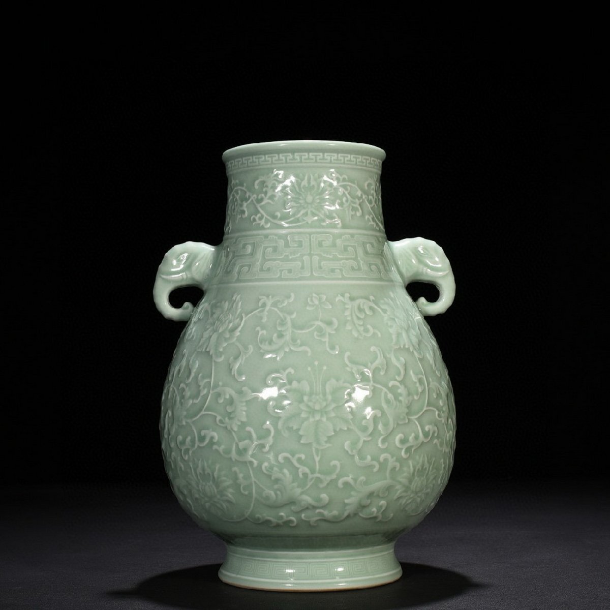 清】時代舊藏 清時代 大清乾隆年製 刻纏枝花卉図象耳尊30x21 清】時代舊藏 清時代 大清乾隆年製 刻纏枝花卉図象耳尊30x21