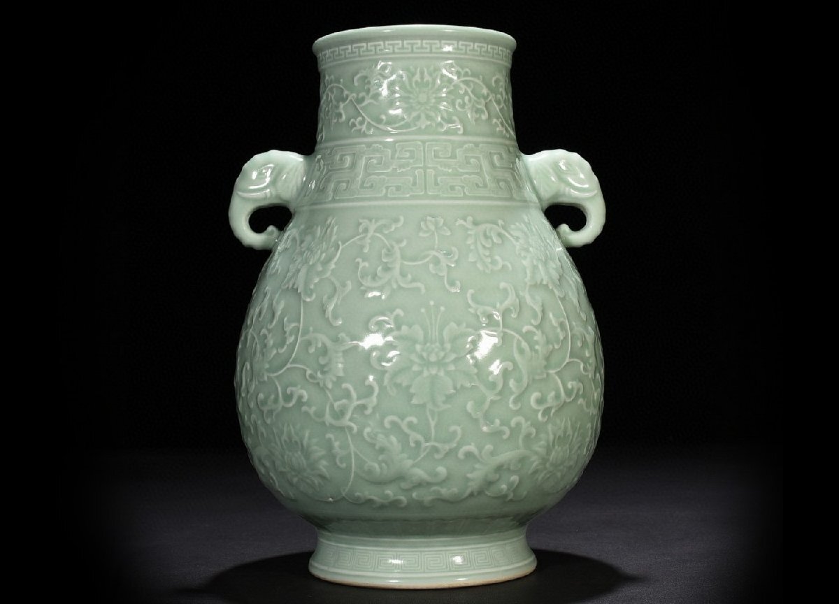 清】時代舊藏 清時代 大清乾隆年製 刻纏枝花卉図象耳尊30x21 清】時代舊藏 清時代 大清乾隆年製 刻纏枝花卉図象耳尊30x21