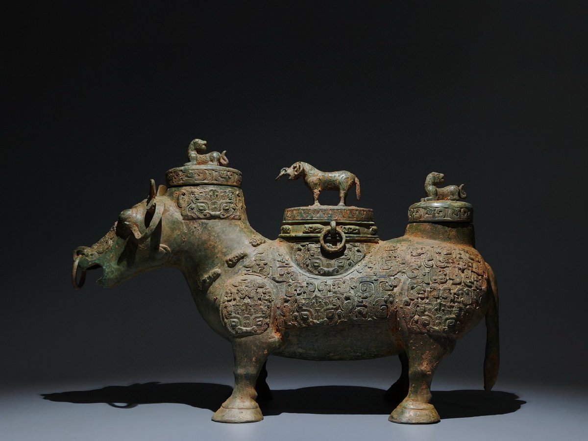 清】時代舊藏 戦漢時代 青銅器 瑞獣文三連蓋尊32x50x20 清】時代舊藏 戦漢時代 青銅器 瑞獣文三連蓋尊32x50x20