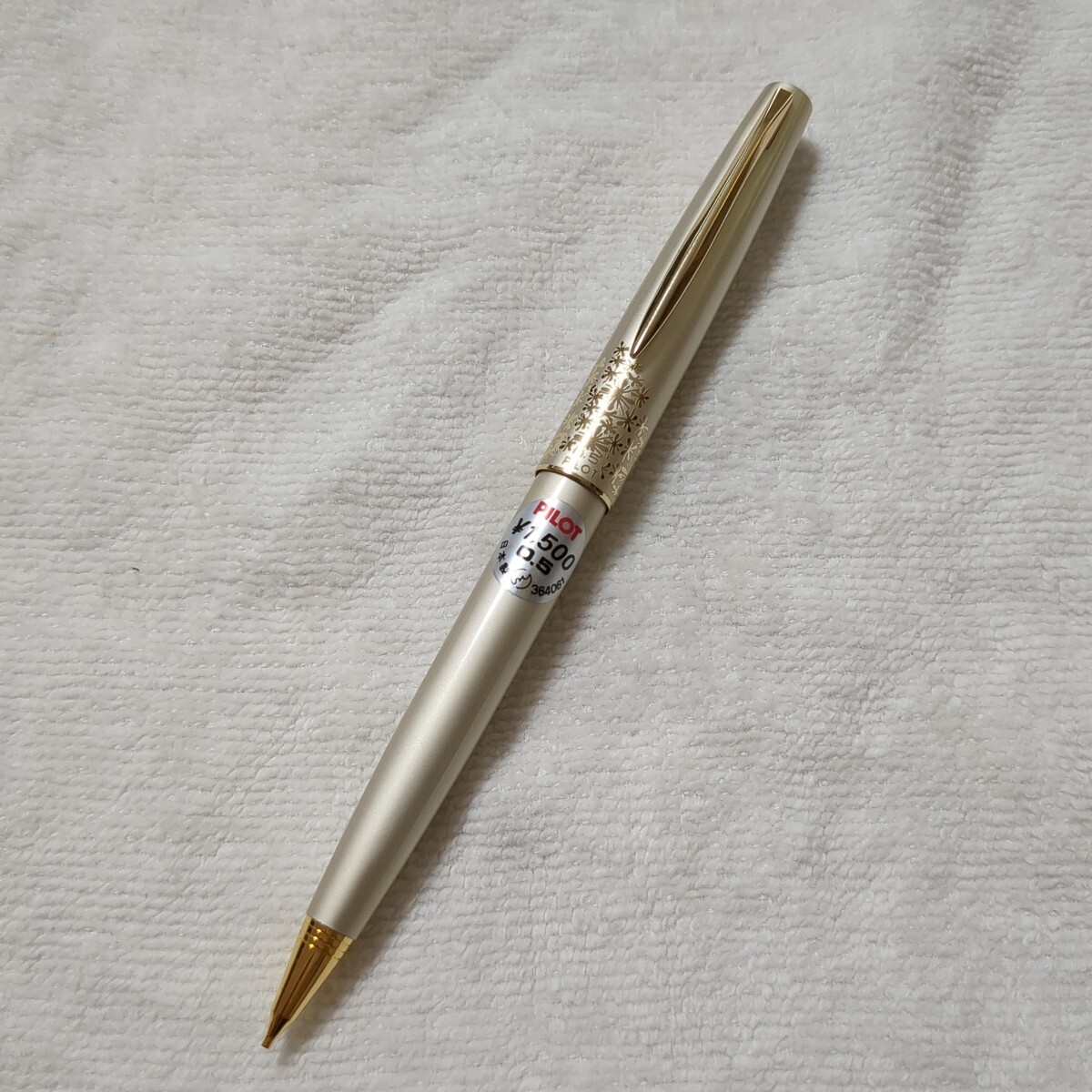 パイロット シャープペンシル　女性向け　ゴールドカラー　ノック式　値札付き_画像1