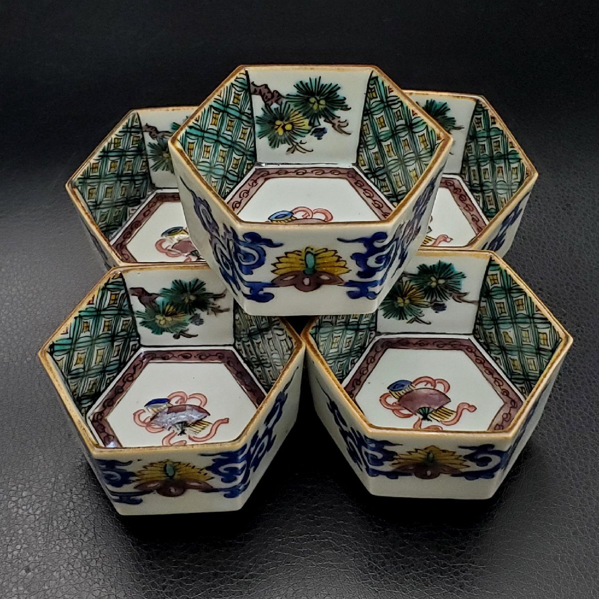 宝蔵】九谷焼 浅蔵五十吉 吉田屋風六稜 六角酒盃 5客 約6㎝ 酒器 宝蔵】九谷焼 浅蔵五十吉 吉田屋風六稜 六角酒盃 5客 約6㎝ 酒器