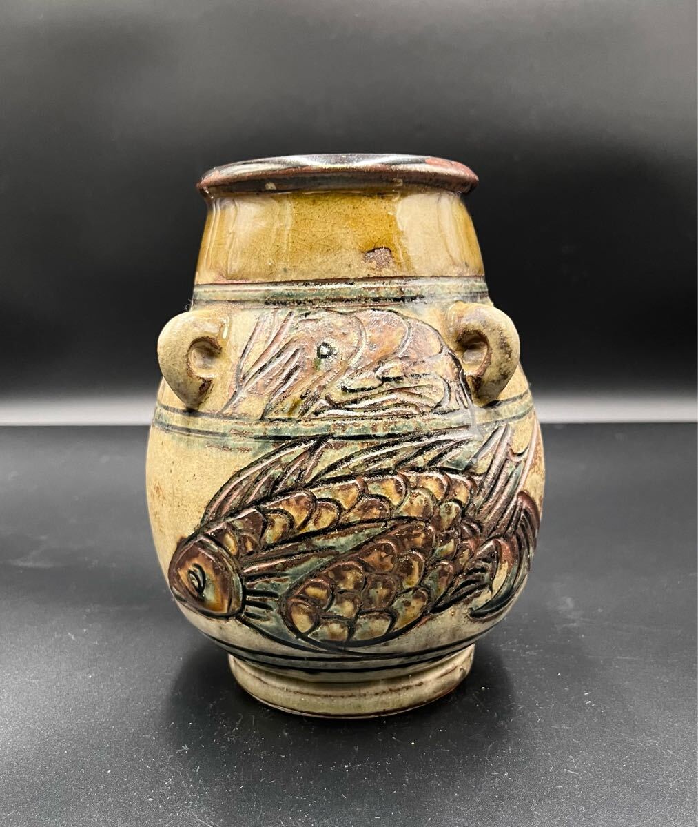 r apr1709 壺屋焼 線彫海老魚紋 飾壺 花瓶 花入 金成次郎 作 r apr1709 壺屋焼 線彫海老魚紋 飾壺 花瓶 花入 金成次郎 作