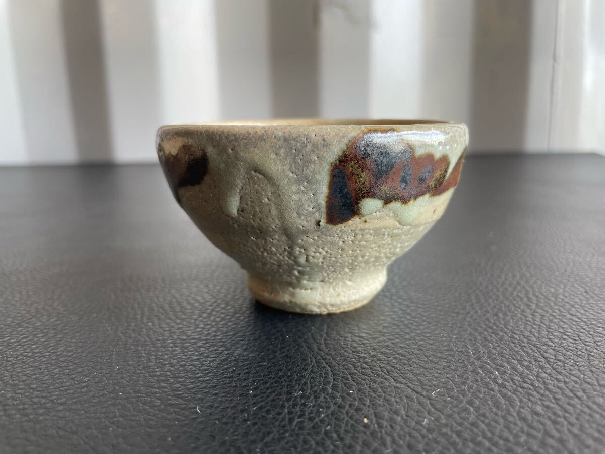 中古品☆浜田庄司 作 益子焼 灰釉掛分けぐい呑 共箱付 民藝巨匠 中古品☆浜田庄司 作 益子焼 灰釉掛分けぐい呑 共箱付 民藝巨匠
