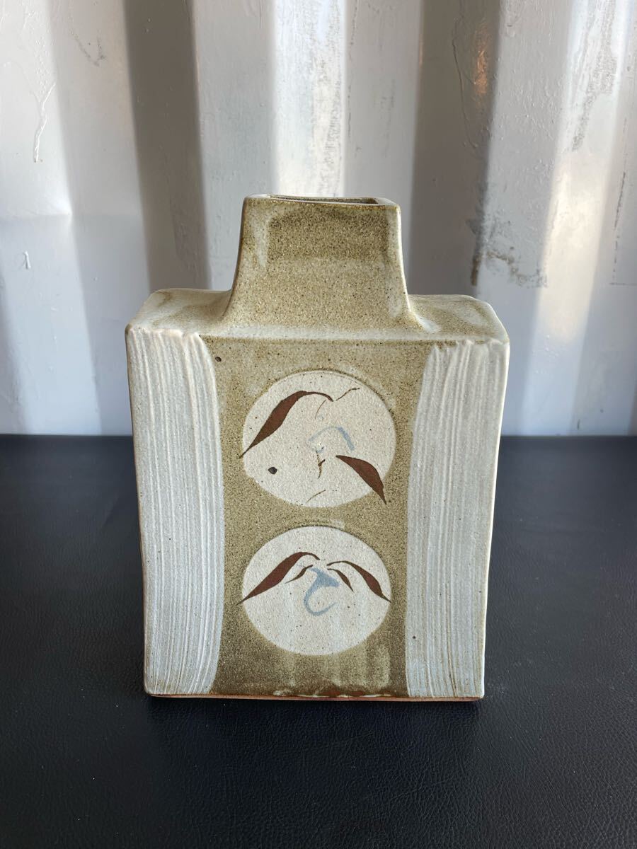 中古品☆明石庄作 鉄絵扁壷 花生 共箱 栞 益子焼 花瓶 花入 花器 中古品☆明石庄作 鉄絵扁壷 花生 共箱 栞 益子焼 花瓶 花入 花器