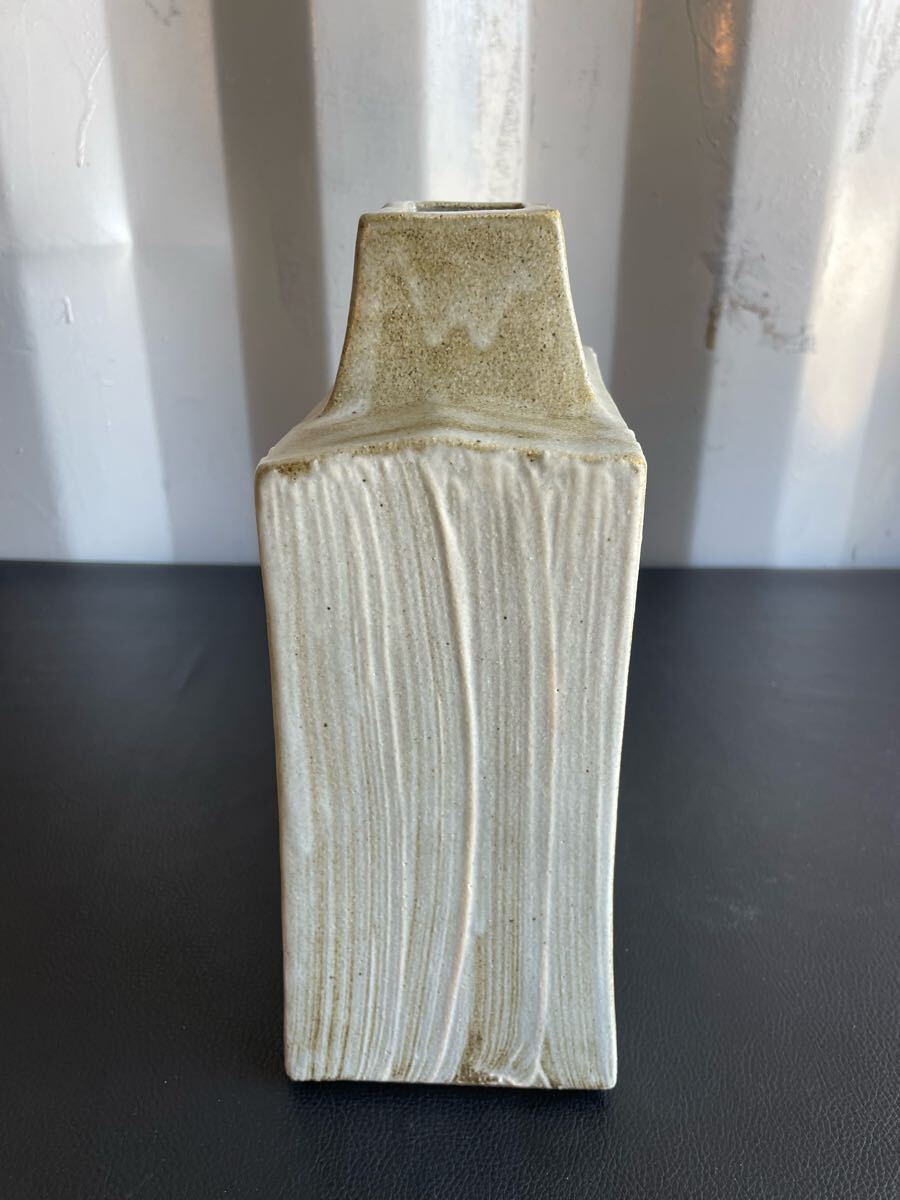 中古品☆明石庄作 鉄絵扁壷 花生 共箱 栞 益子焼 花瓶 花入 花器 中古品☆明石庄作 鉄絵扁壷 花生 共箱 栞 益子焼 花瓶 花入 花器