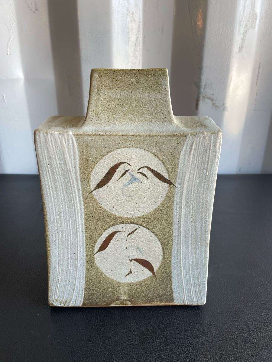 中古品☆明石庄作 鉄絵扁壷 花生 共箱 栞 益子焼 花瓶 花入 花器 中古品☆明石庄作 鉄絵扁壷 花生 共箱 栞 益子焼 花瓶 花入 花器