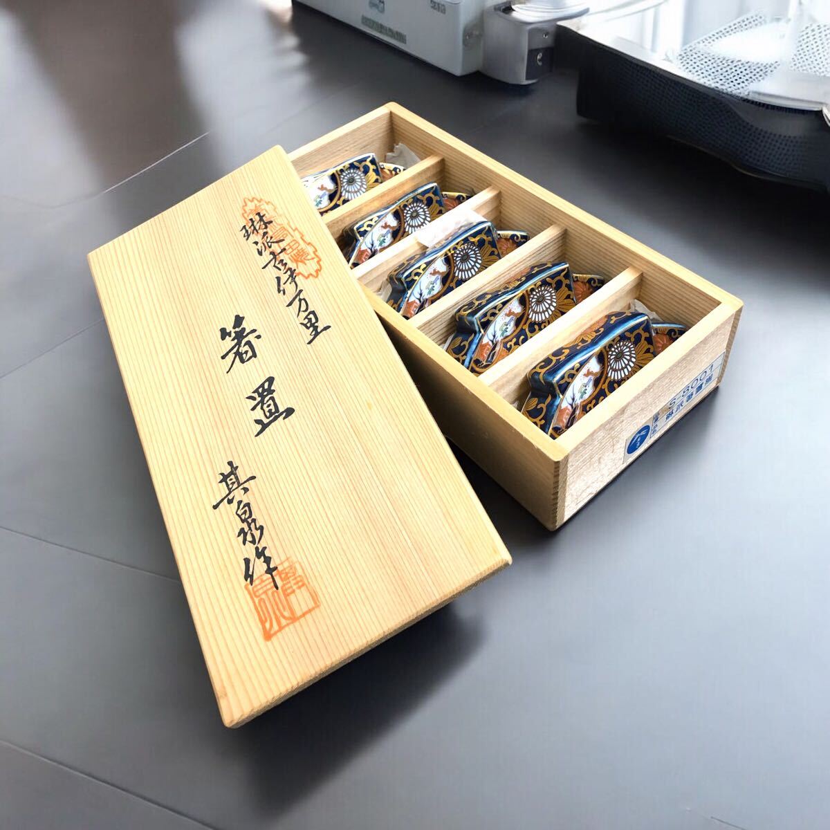 ○J0413A 箸置 有田焼 賞美堂 其泉作 琳派古伊万里 金襴扇型 ○J0413A 箸置 有田焼 賞美堂 其泉作 琳派古伊万里 金襴扇型