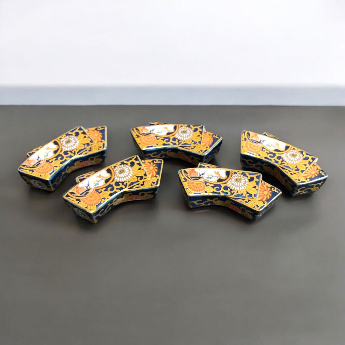 ○J0413A 箸置 有田焼 賞美堂 其泉作 琳派古伊万里 金襴扇型 ○J0413A 箸置 有田焼 賞美堂 其泉作 琳派古伊万里 金襴扇型