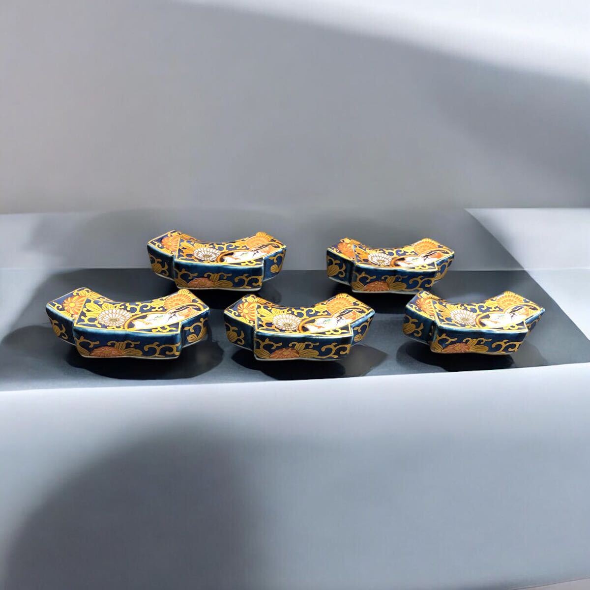 ○J0413A 箸置 有田焼 賞美堂 其泉作 琳派古伊万里 金襴扇型 ○J0413A 箸置 有田焼 賞美堂 其泉作 琳派古伊万里 金襴扇型
