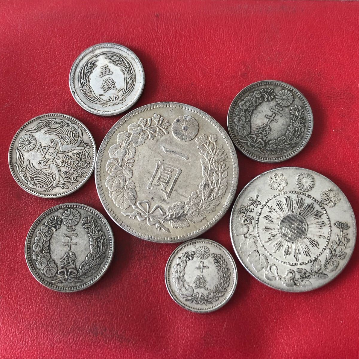 日本古銭セット 一圓五十銭二十銭など 明治/昭和硬貨 貿易銀 菊 日本古銭セット 一圓五十銭二十銭など 明治/昭和硬貨 貿易銀 菊