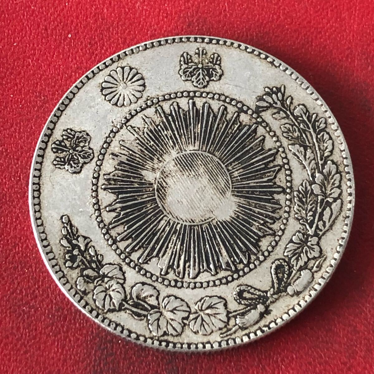 一圓 古銭 銀貨 大日本 明治三年 貿易銀 竜 旧一円銀貨 旭日 菊 一圓 古銭 銀貨 大日本 明治三年 貿易銀 竜 旧一円銀貨 旭日 菊