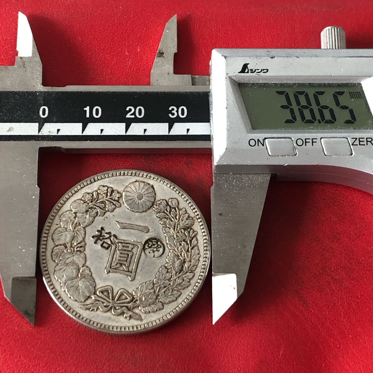 丸銀 一圓 古銭 大日本 銀貨 明治7年 竜 菊紋 貿易銀 新一円銀貨 丸銀 一圓 古銭 大日本 銀貨 明治7年 竜 菊紋 貿易銀 新一円銀貨