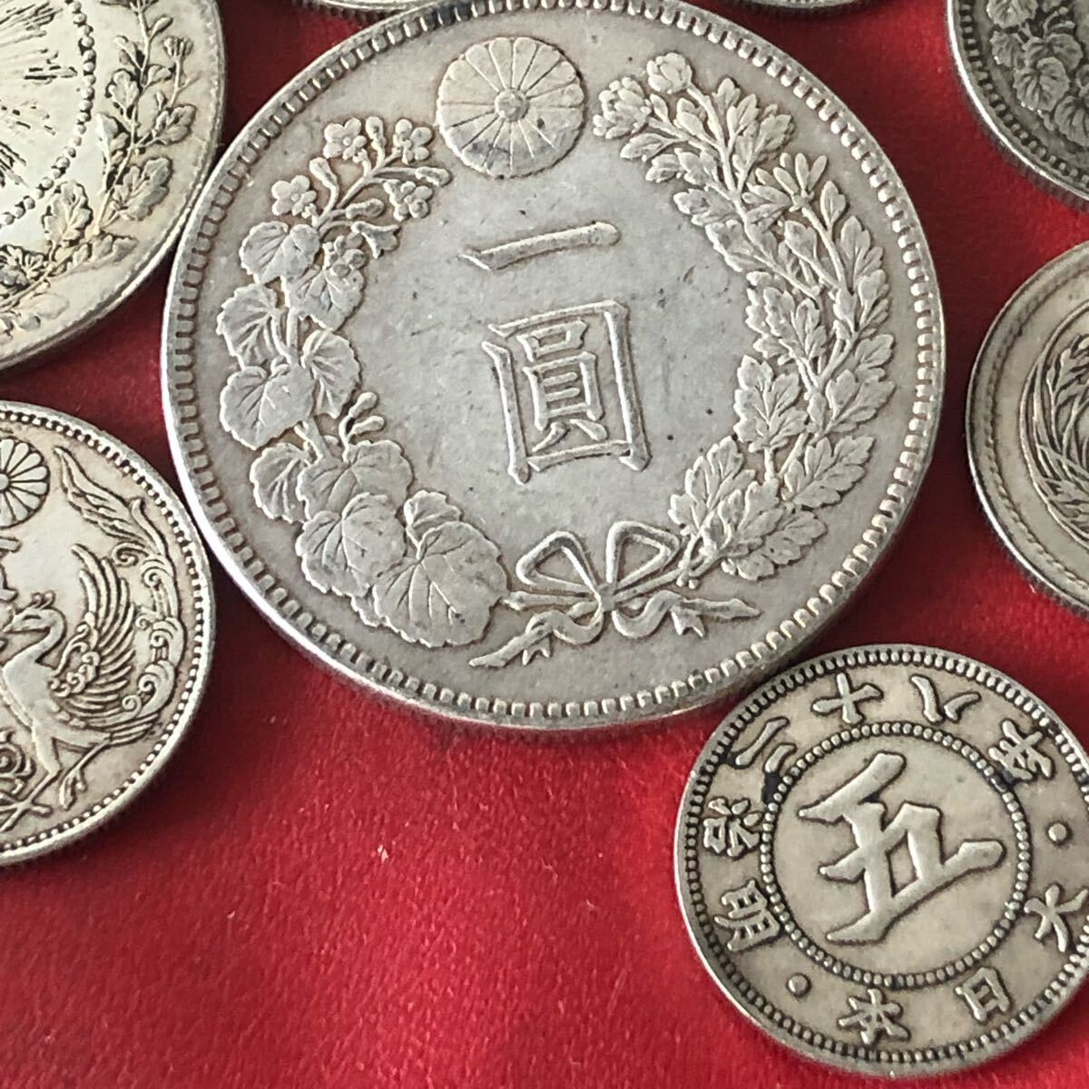 日本古銭セット 一圓五十銭二十銭など 明治/昭和硬貨 竜 菊紋 日本古銭セット 一圓五十銭二十銭など 明治/昭和硬貨 竜 菊紋