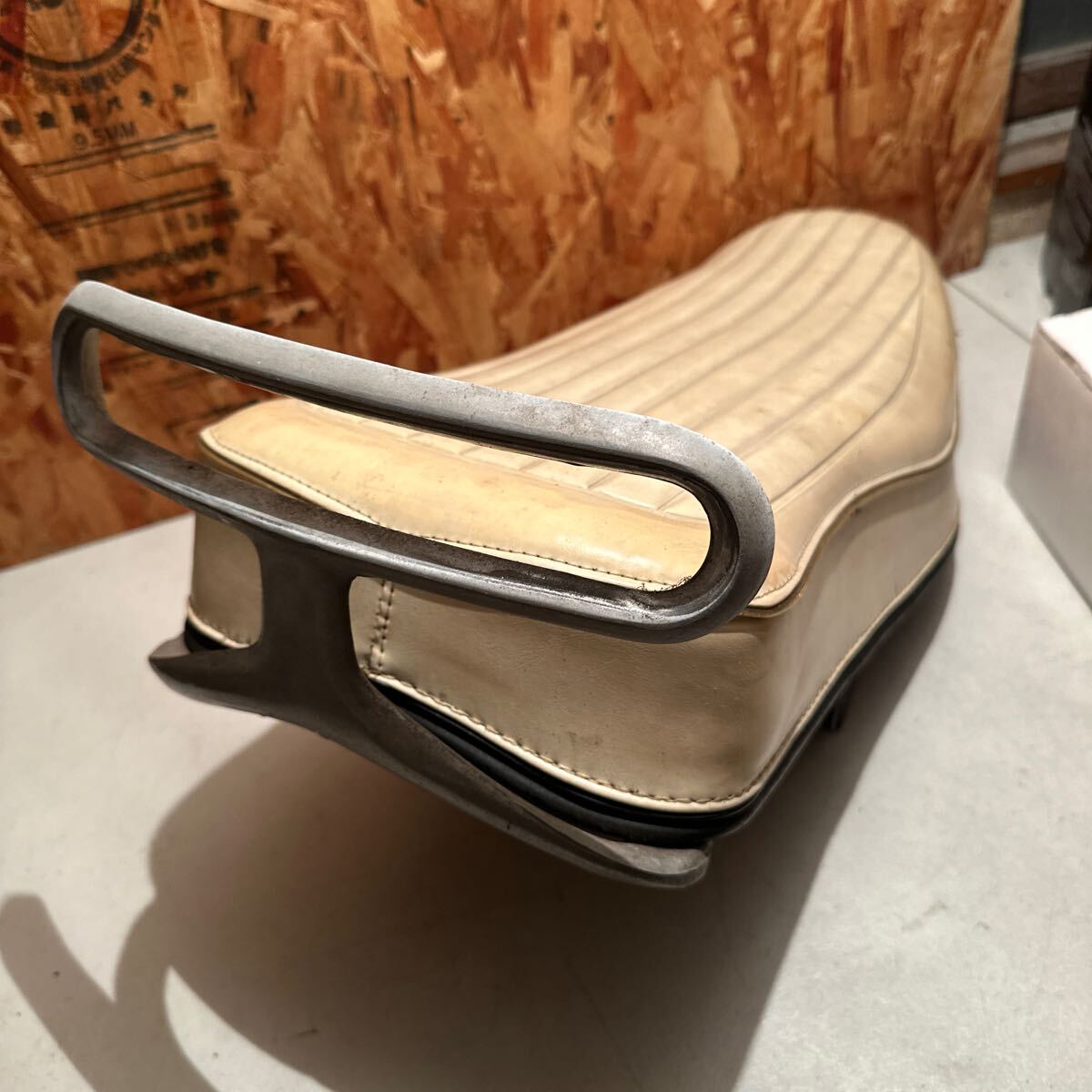 60'S ハーレー アイアン 純正 シート ソロ バディ グラブレール 60'S ハーレー アイアン 純正 シート ソロ バディ グラブレール