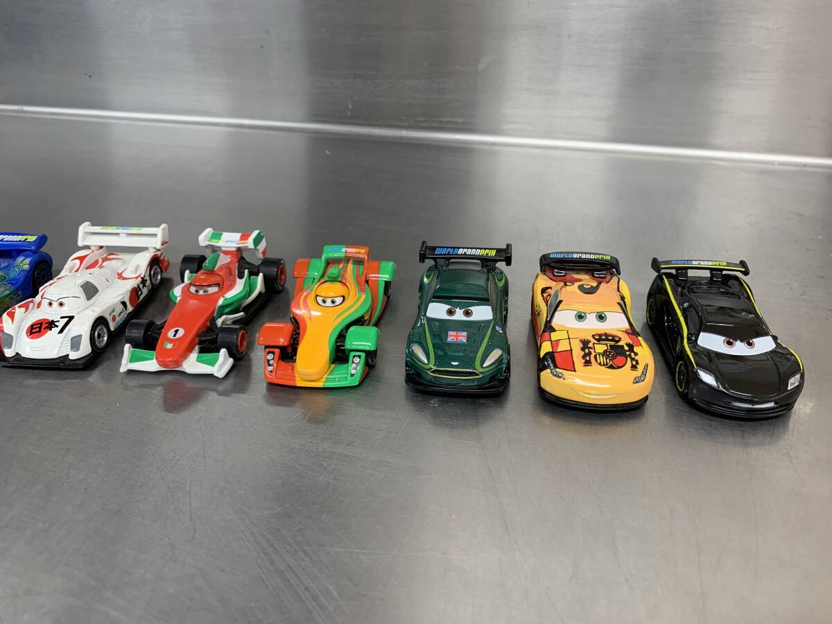 カーズ　トミカ　ワールドグランプリ12台セット（ルイスハミルトン、ミゲルカミーノ、ナイジェルギアスリー等）_画像2