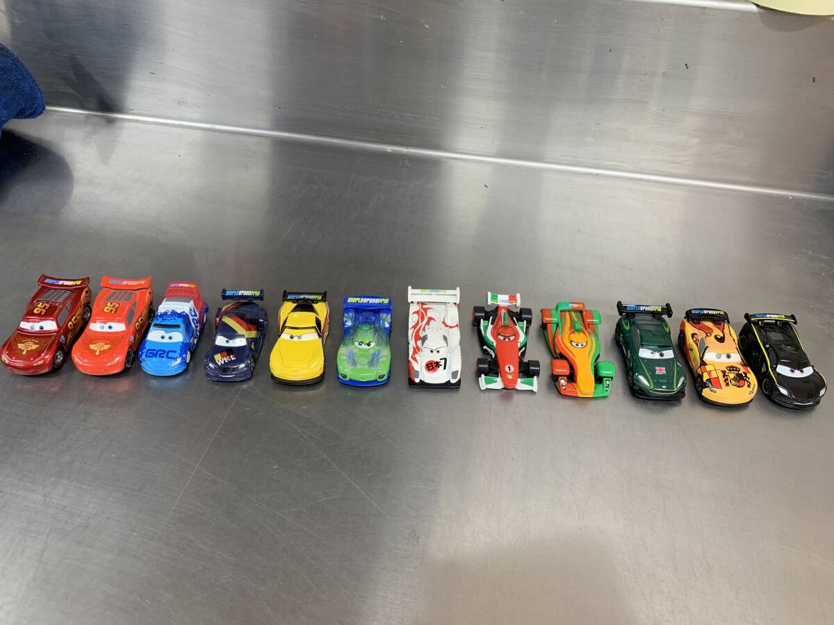 カーズ　トミカ　ワールドグランプリ12台セット（ルイスハミルトン、ミゲルカミーノ、ナイジェルギアスリー等）_画像1
