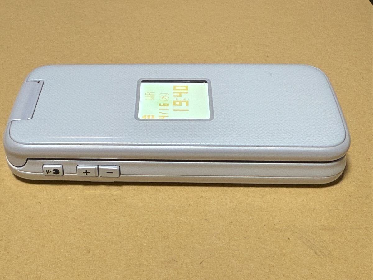 ドコモ ガラホ らくらくホン 富士通 F-01M ホワイト simロック ドコモ ガラホ らくらくホン 富士通 F-01M ホワイト simロック