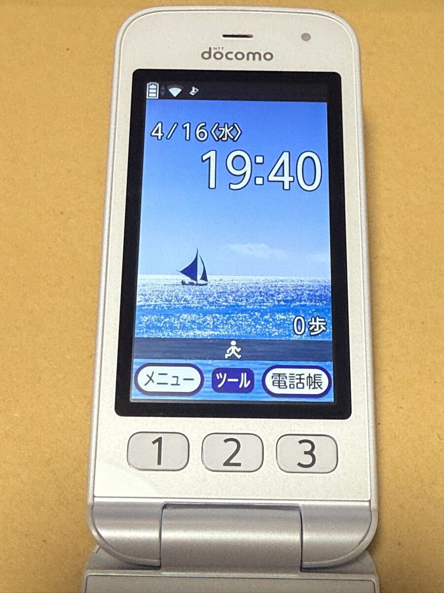 ドコモ ガラホ らくらくホン 富士通 F-01M ホワイト simロック ドコモ ガラホ らくらくホン 富士通 F-01M ホワイト simロック