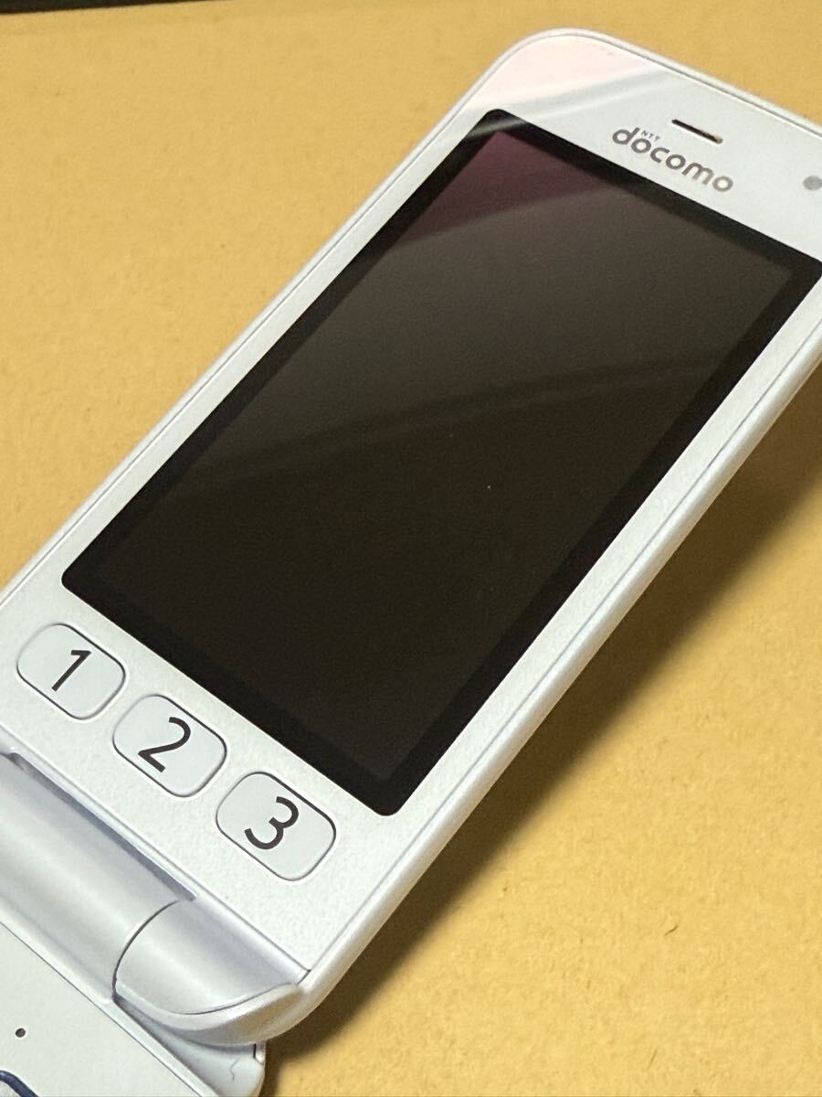 ドコモ ガラホ らくらくホン 富士通 F-01M ホワイト simロック ドコモ ガラホ らくらくホン 富士通 F-01M ホワイト simロック