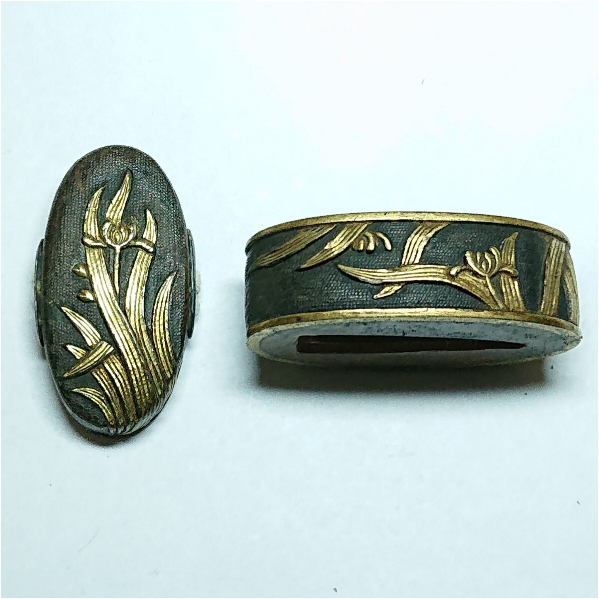 【 刀装具 】 無銘 縁頭 「 杜若 」図 銅魚子地 高彫 金色絵 菖蒲 アヤメ 京金工 京金具師