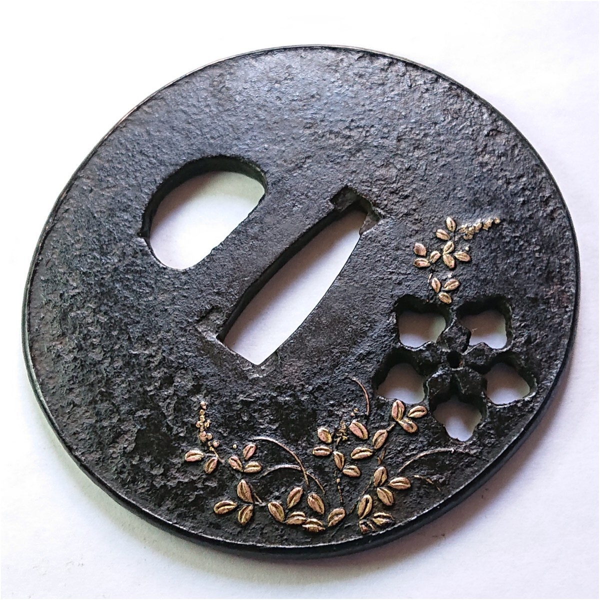 刀装具 】 極上 無銘 刀匠鐔 古埋忠 草花文 小透 象嵌 赤銅覆輪 刀装具 】 極上 無銘 刀匠鐔 古埋忠 草花文 小透 象嵌 赤銅覆輪