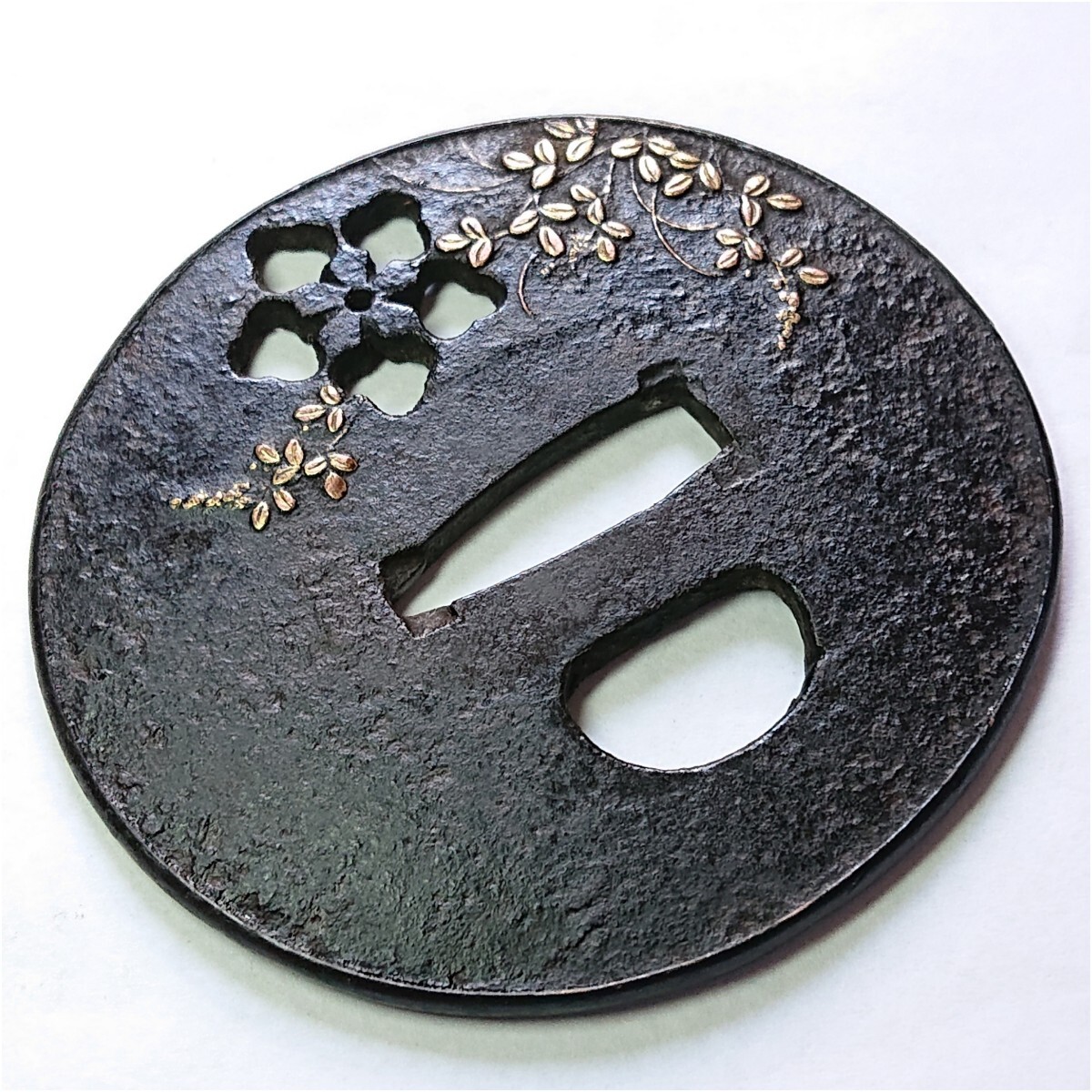 刀装具 】 極上 無銘 刀匠鐔 古埋忠 草花文 小透 象嵌 赤銅覆輪 刀装具 】 極上 無銘 刀匠鐔 古埋忠 草花文 小透 象嵌 赤銅覆輪