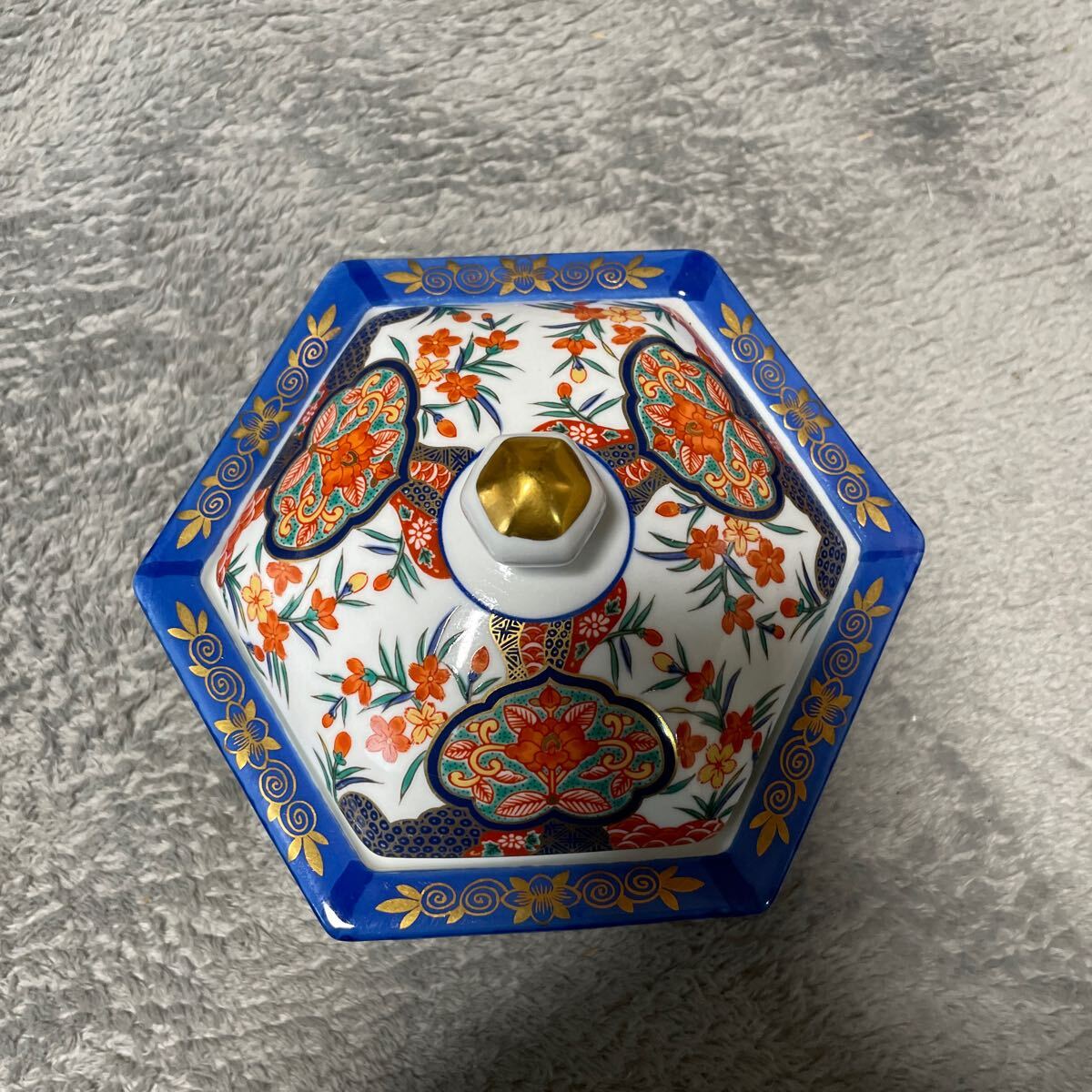 美品 有田焼 弥右衛門 蓋物 蓋付き中鉢 金彩 古伊万里 花紋 六角 美品 有田焼 弥右衛門 蓋物 蓋付き中鉢 金彩 古伊万里 花紋 六角