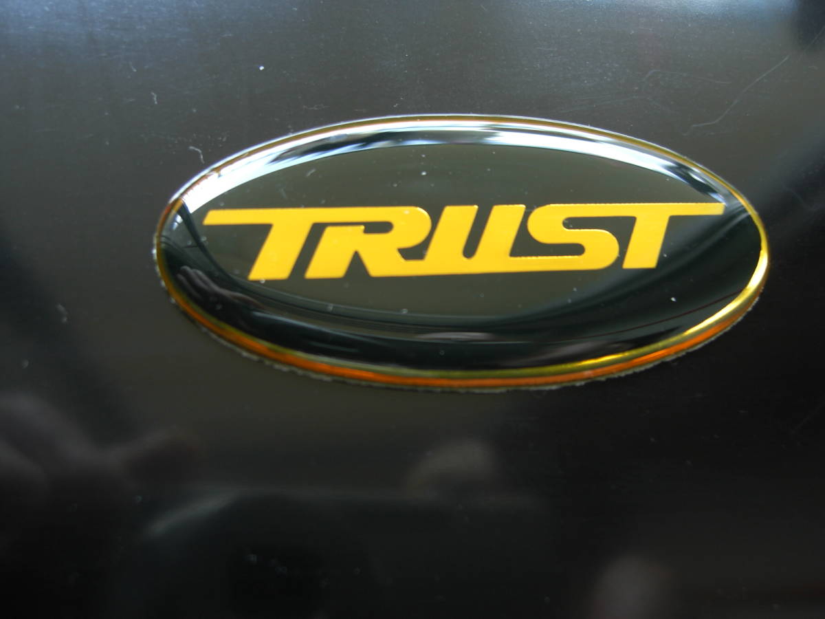 ★ 87年 当時物 トラスト エンブレム!黒色・白色 各1枚1セット/新品 _画像1