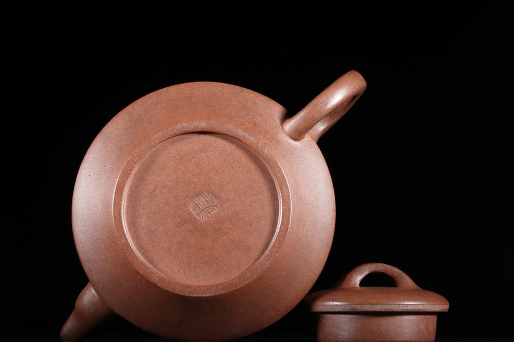 □観心・時代旧蔵□K4784時代朱泥 詩文刻絵漢君紫砂壺 旭齋 汪 □観心・時代旧蔵□K4784時代朱泥 詩文刻絵漢君紫砂壺 旭齋 汪