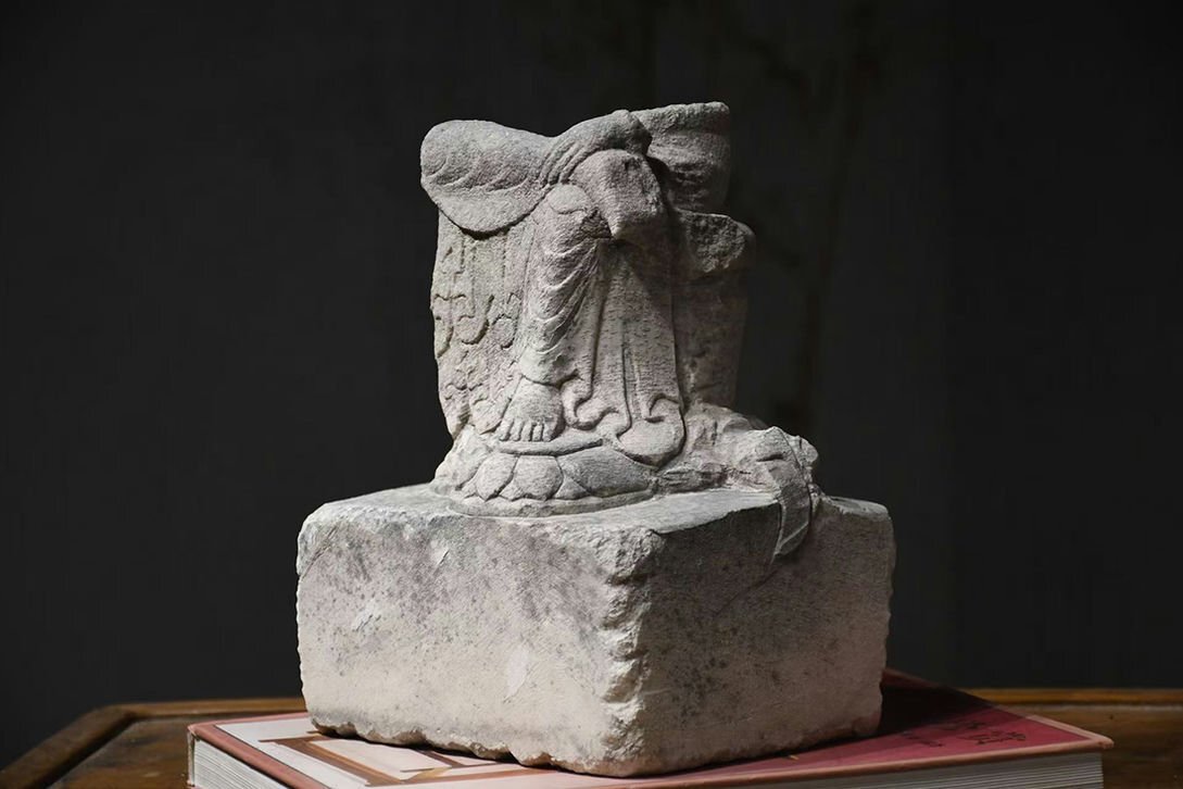 ■観心?時(shí)代舊蔵■C6117北魏時(shí)代 青石思維仏殘身 青石細(xì)工彫刻★仏教古美術(shù)★仏像★細(xì)密細(xì)工★廃寺舊蔵★廃寺買(mǎi)出品