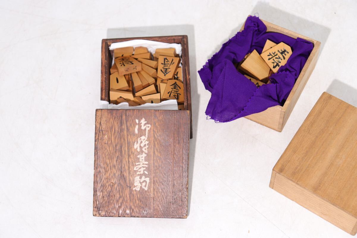 将棋駒　天上作　黄楊　製　在銘　・　奥野一香 作　錦旗　桐箱入　等　2種　2箱　/　将棋　駒師　彫駒　棋聖　ツゲ　天然木　.B46