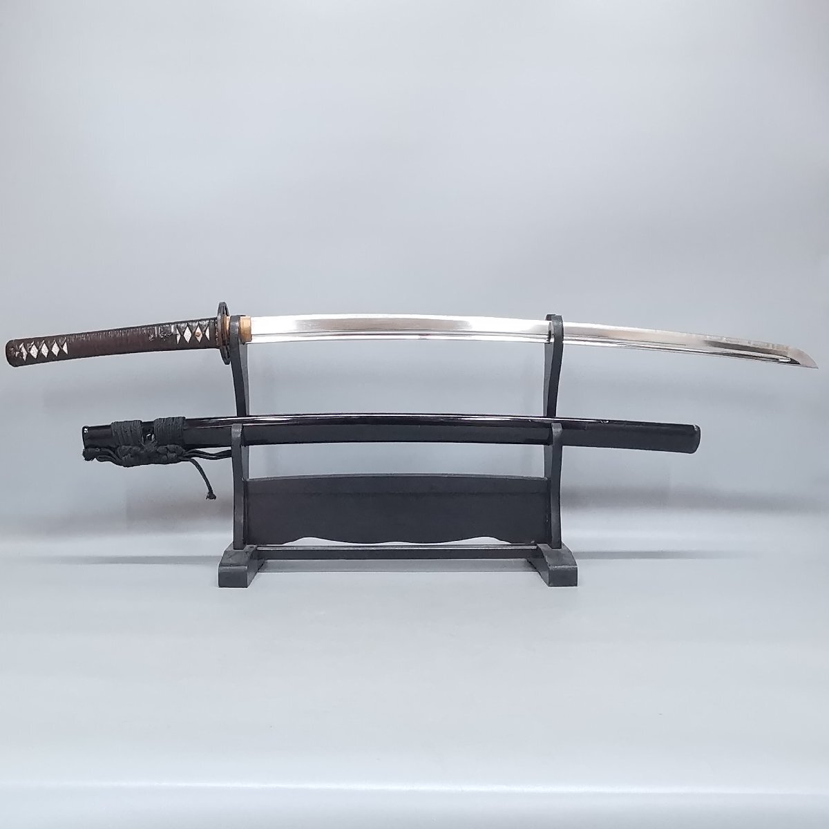 高級模造刀 居合刀 樋入り 鉄鍔 透かし鐔 黒呂塗鞘 革巻柄 鮫皮 高級模造刀 居合刀 樋入り 鉄鍔 透かし鐔 黒呂塗鞘 革巻柄 鮫皮