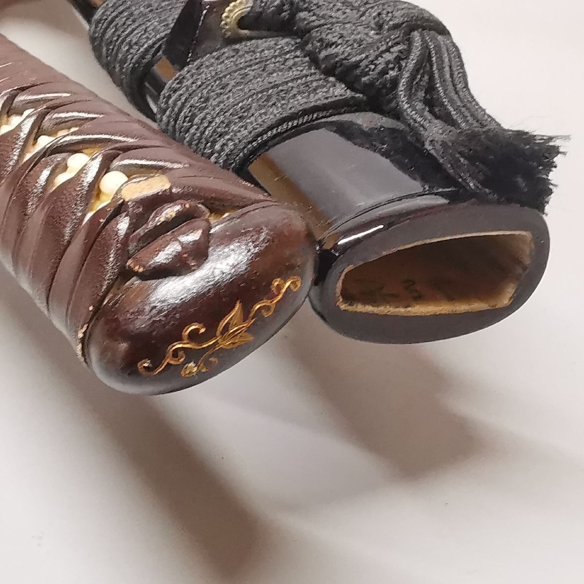 高級模造刀 居合刀 樋入り 鉄鍔 透かし鐔 黒呂塗鞘 革巻柄 鮫皮 高級模造刀 居合刀 樋入り 鉄鍔 透かし鐔 黒呂塗鞘 革巻柄 鮫皮