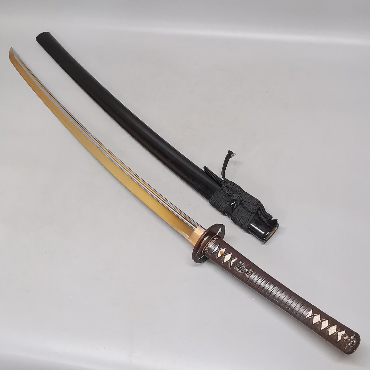 高級模造刀 居合刀 樋入り 鉄鍔 透かし鐔 黒呂塗鞘 革巻柄 鮫皮 高級模造刀 居合刀 樋入り 鉄鍔 透かし鐔 黒呂塗鞘 革巻柄 鮫皮