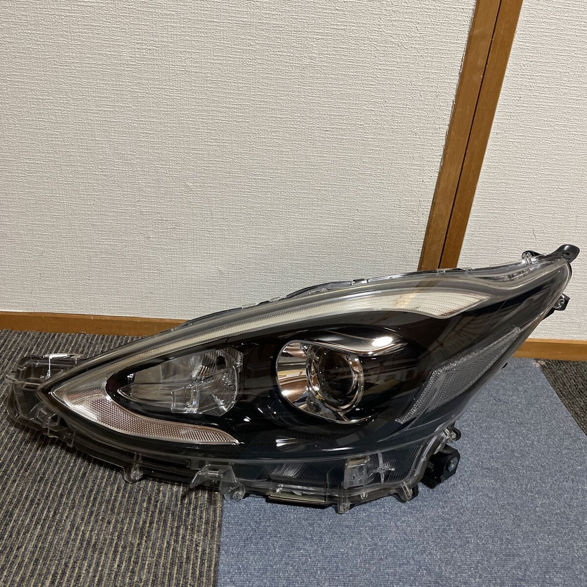 トヨタ アクア NHP10 後期 左側 LEDヘッドライト