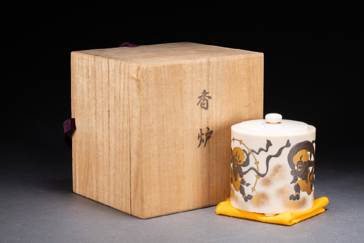 善古堂】特殊白材 名匠「雅生」作 象嵌金蒔絵風神雷神香爐 置物 善古堂】特殊白材 名匠「雅生」作 象嵌金蒔絵風神雷神香爐 置物