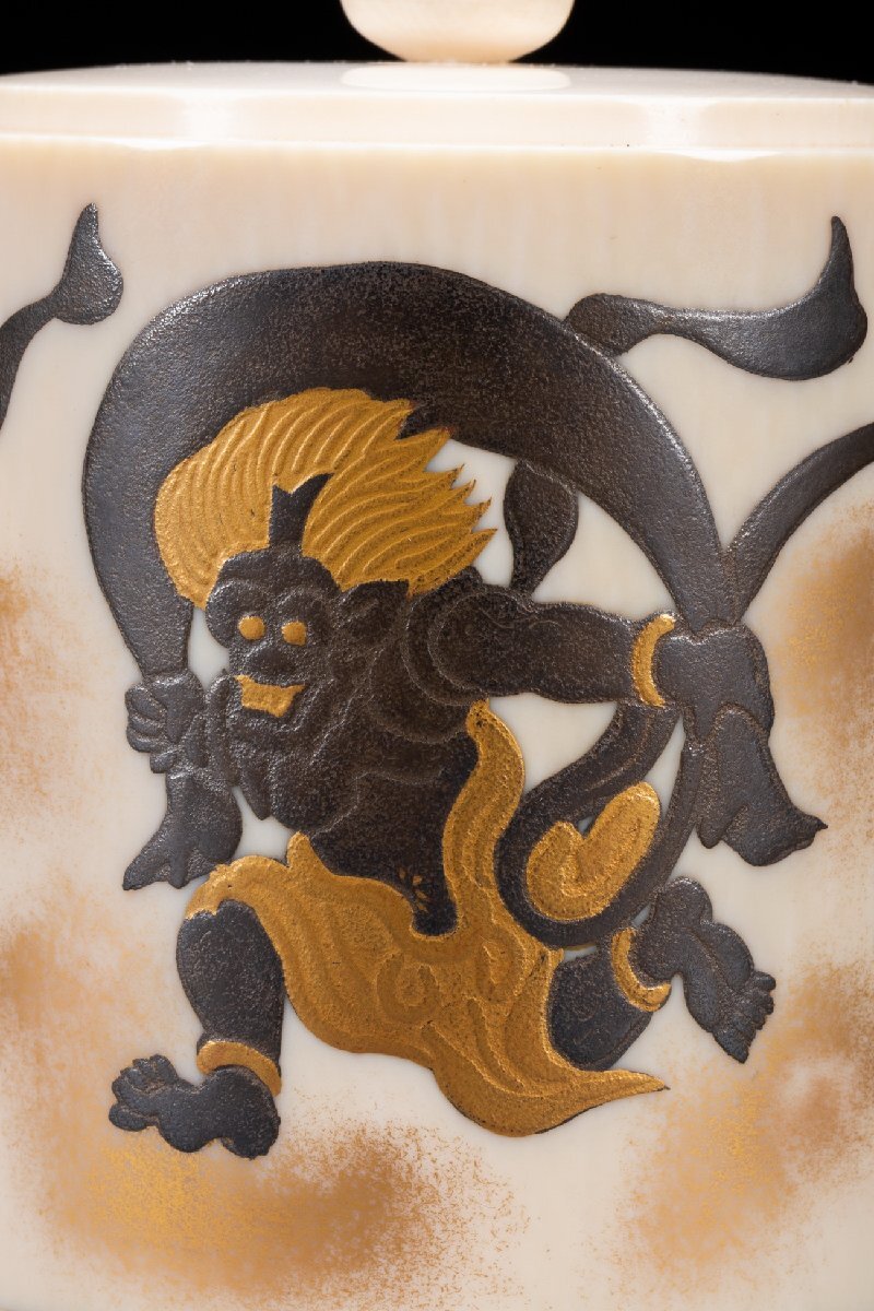 善古堂】特殊白材 名匠「雅生」作 象嵌金蒔絵風神雷神香爐 置物 善古堂】特殊白材 名匠「雅生」作 象嵌金蒔絵風神雷神香爐 置物