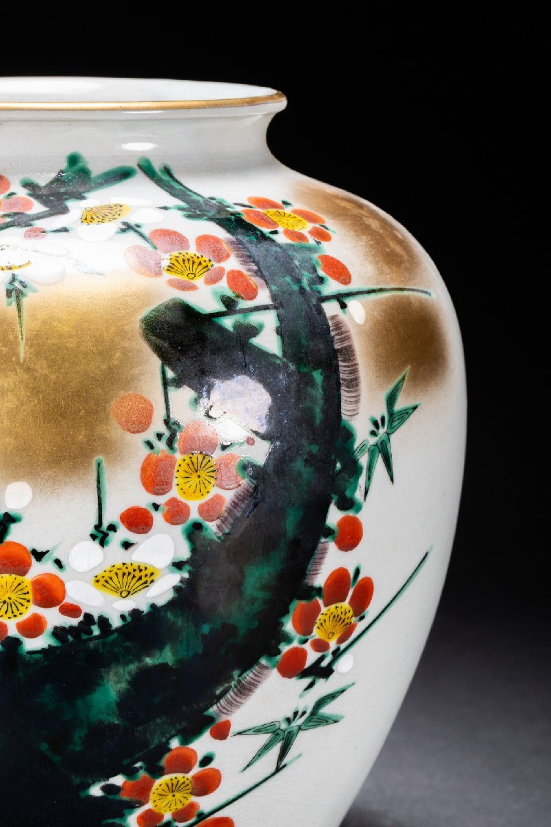 善古堂】九谷焼「美泉」在銘 色絵金彩梅花図花瓶 花入 花生 共箱 善古堂】九谷焼「美泉」在銘 色絵金彩梅花図花瓶 花入 花生 共箱