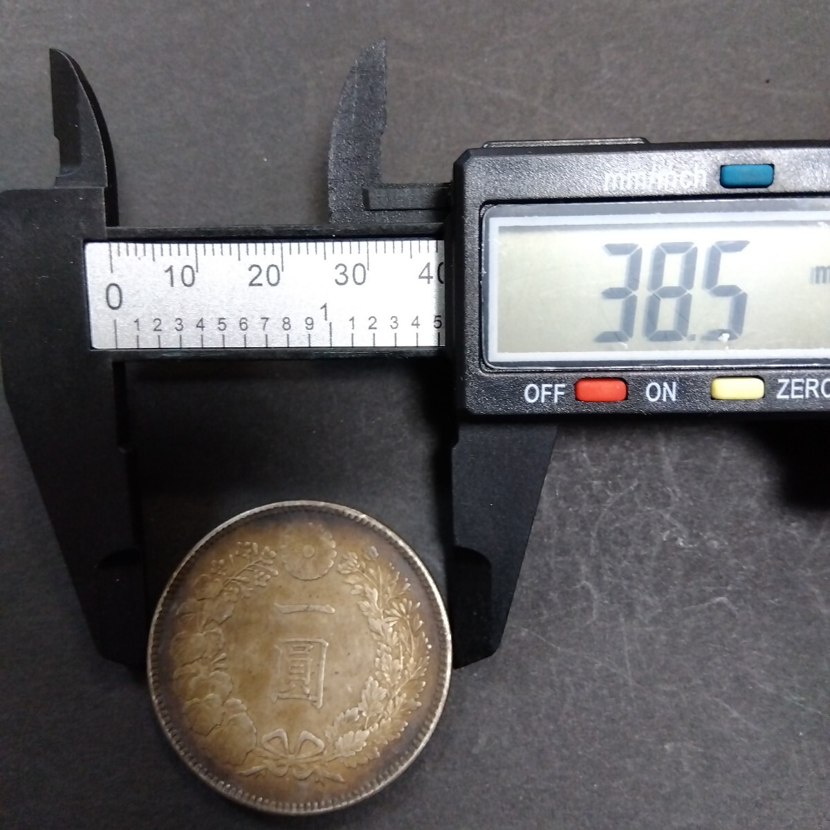 銀貨保証 新一円銀貨 明治15年 銀含有量90% 大日本 硬貨 古銭 銀貨保証 新一円銀貨 明治15年 銀含有量90% 大日本 硬貨 古銭