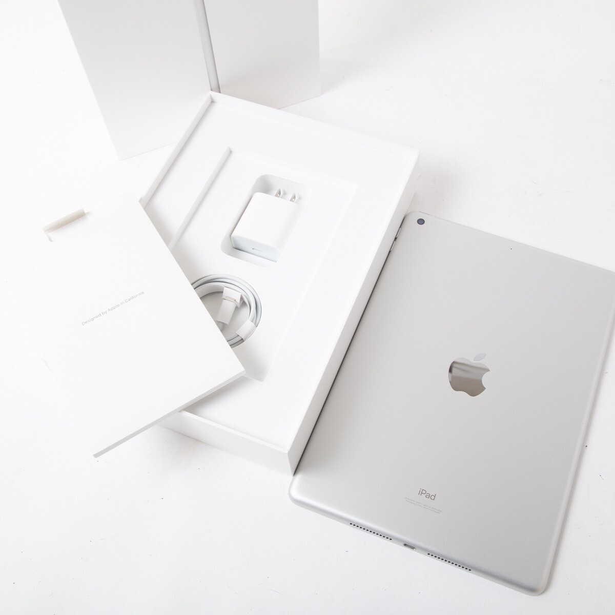 極美品】iPad 第9世代 Wi-Fiモデル シルバー 64GB付属品完備 極美品】iPad 第9世代 Wi-Fiモデル シルバー 64GB付属品完備