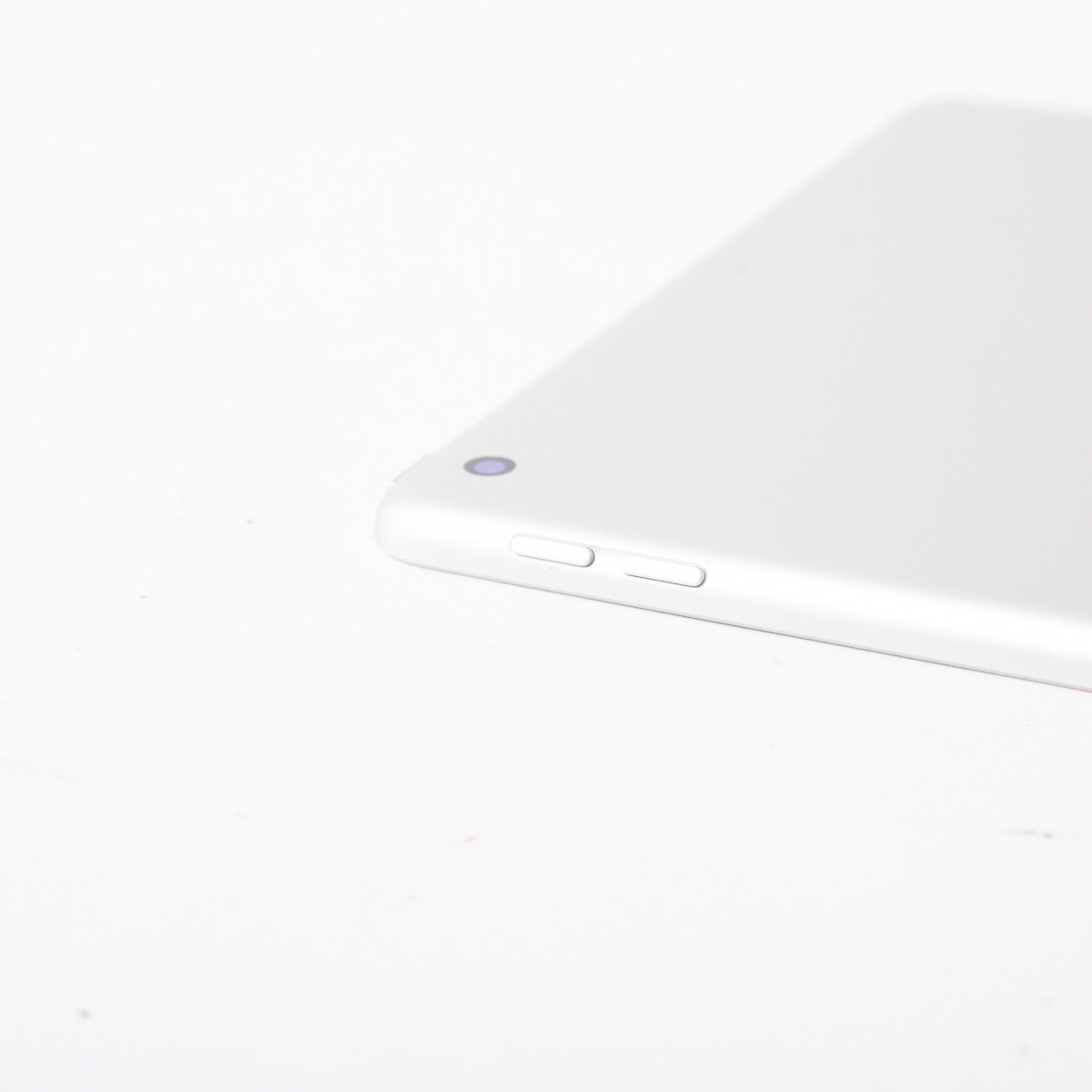 極美品】iPad 第9世代 Wi-Fiモデル シルバー 64GB付属品完備 極美品】iPad 第9世代 Wi-Fiモデル シルバー 64GB付属品完備