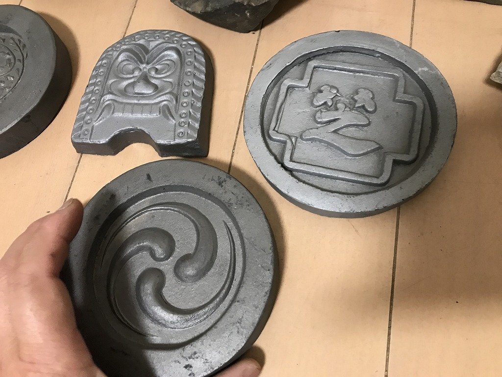 ☆ 【現状渡し】 まとめて 瓦 鬼瓦 屋根瓦 装飾 建築 建具 神社 ☆ 【現状渡し】 まとめて 瓦 鬼瓦 屋根瓦 装飾 建築 建具 神社