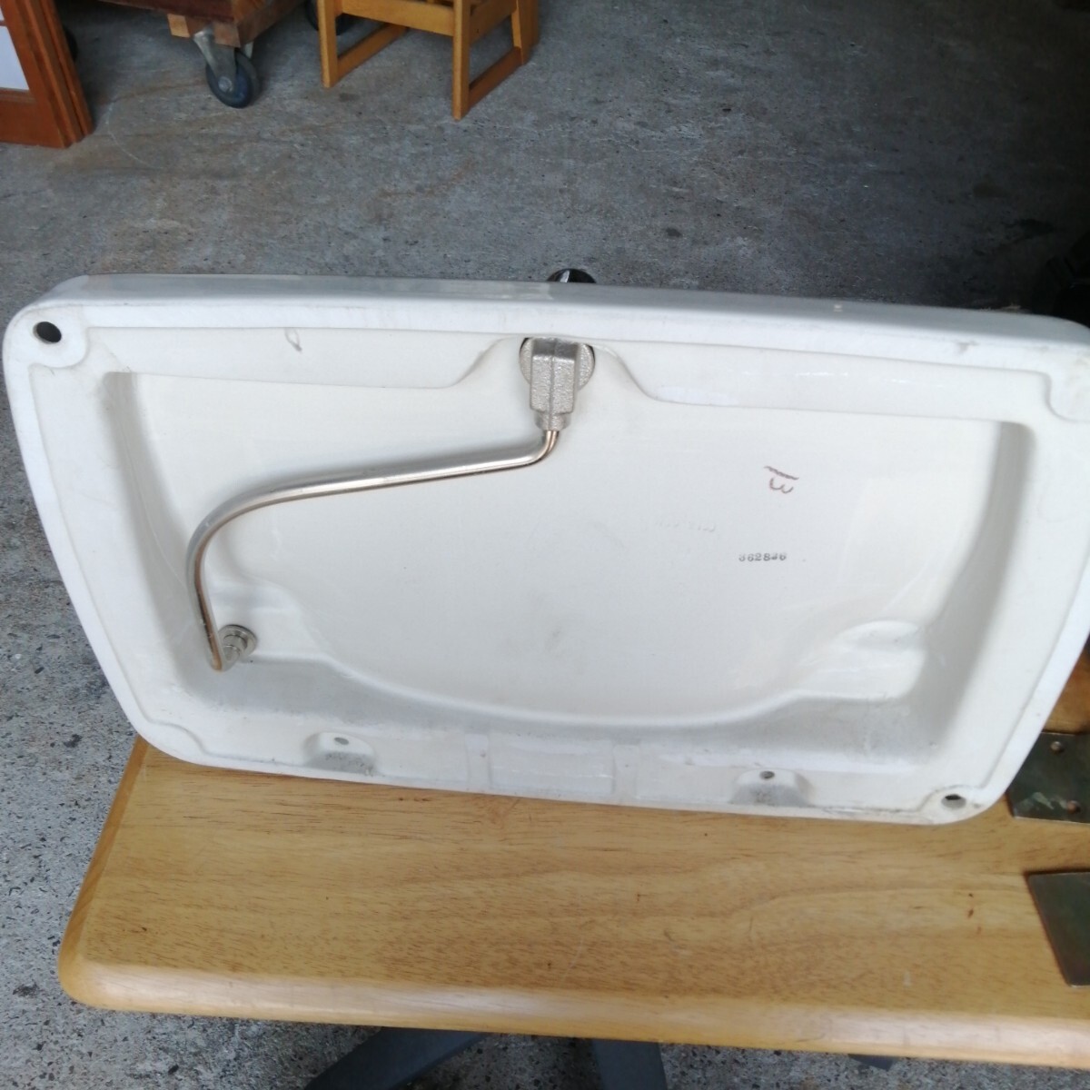 佐賀発　TOTO DELICIA　 陶器制　壁掛け　トイレ手洗器　洗面臺　洗面ボウル　L812　引掛けステー付き　