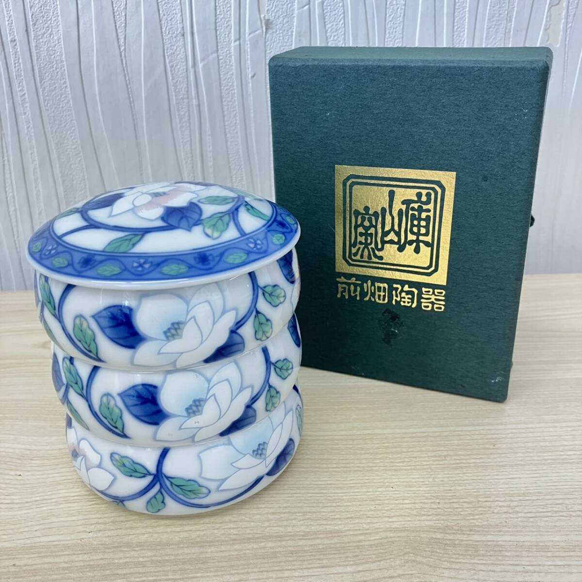 K5609】 未使用 前畑陶器 庫山窯 蓋付き ミニ丸三段重 極彩 和 K5609】 未使用 前畑陶器 庫山窯 蓋付き ミニ丸三段重 極彩 和