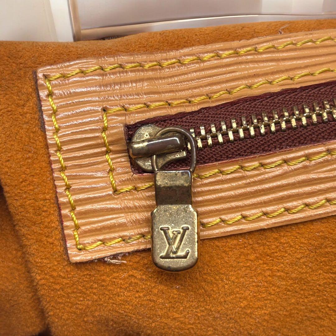 美品】 Louis Vuitton エピ ノエ ショルダーバッグ ベージュ 美品】 Louis Vuitton エピ ノエ ショルダーバッグ ベージュ