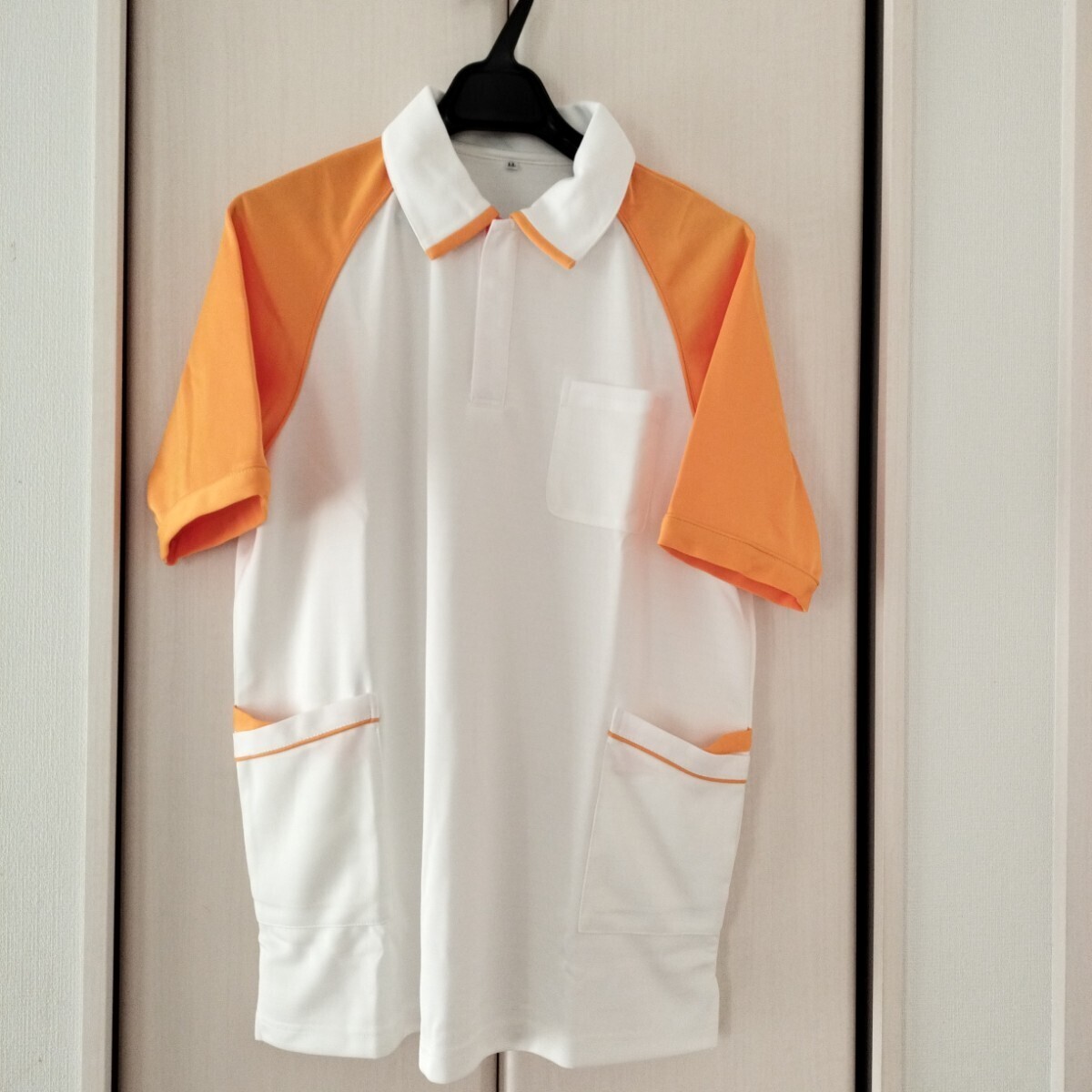 【LLサイズ】新品 男女兼用 介護ユニフォーム ポロシャツ 看護 醫(yī)療 半袖 白×オレンジ メンズ レディース 両サイドポケット 介護士 看護師