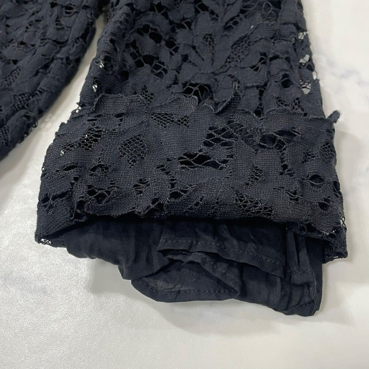 美品 UNITED ARROWS ユナイテッドアローズ ワントーン 花柄 レース 裏地付き クルーネック ジップ 七分袖 ブラウス ブラック_画像6